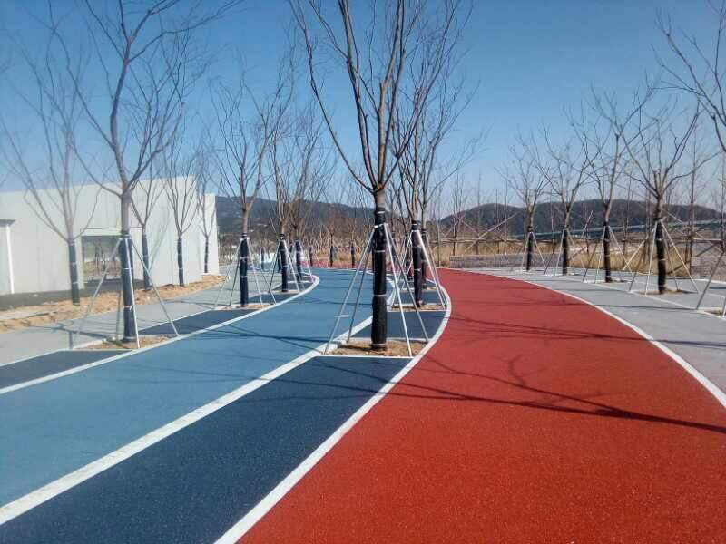 「彩色透水混凝土」彩色透水混凝土與透水磚哪種透水鋪裝更實用