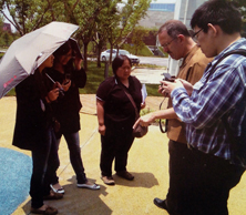 拜石與客戶(hù)討論工程